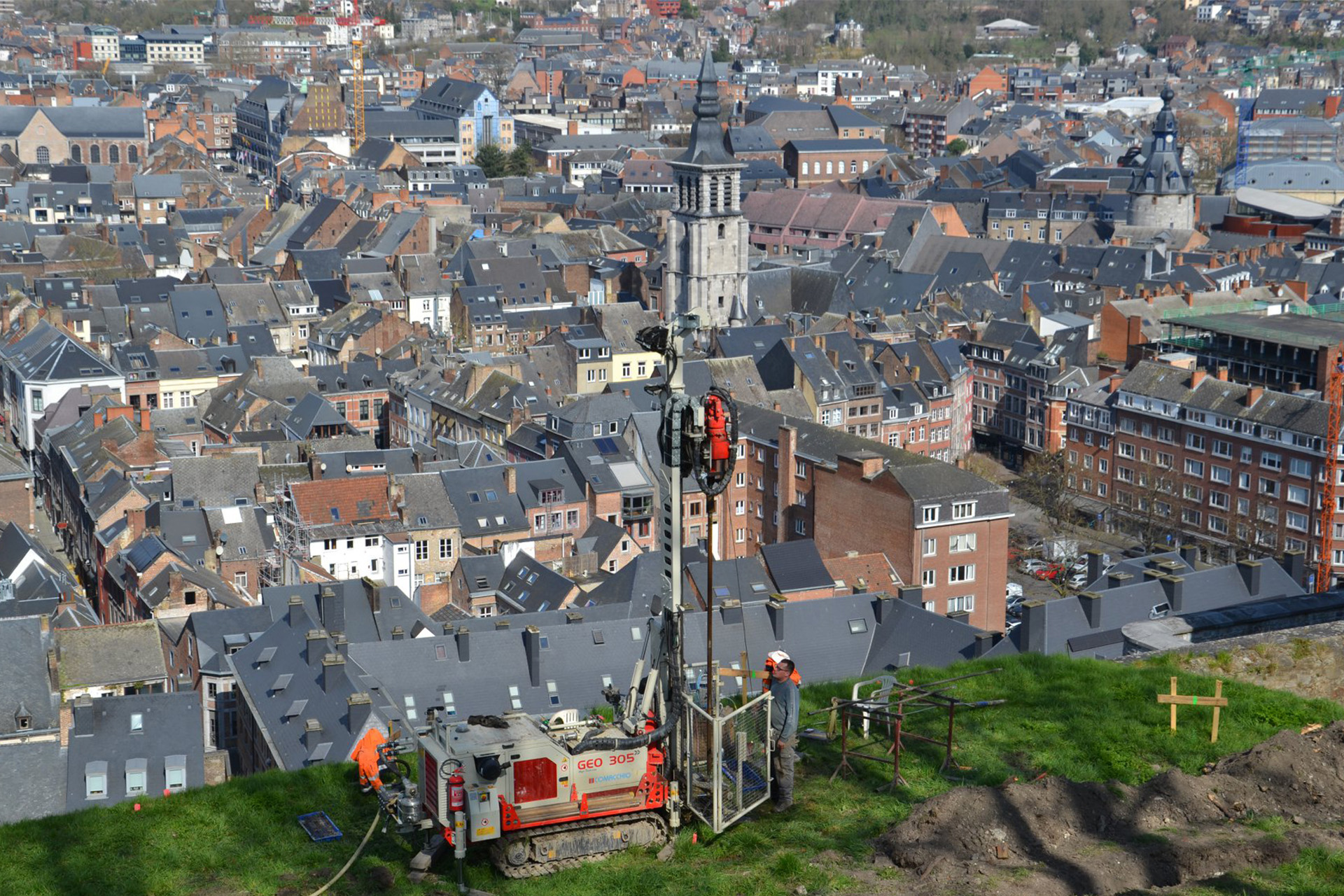 vue de la citadelle de Namur avec en avant plan une équipe de techniciens BNS en train de faire des tests de terrains