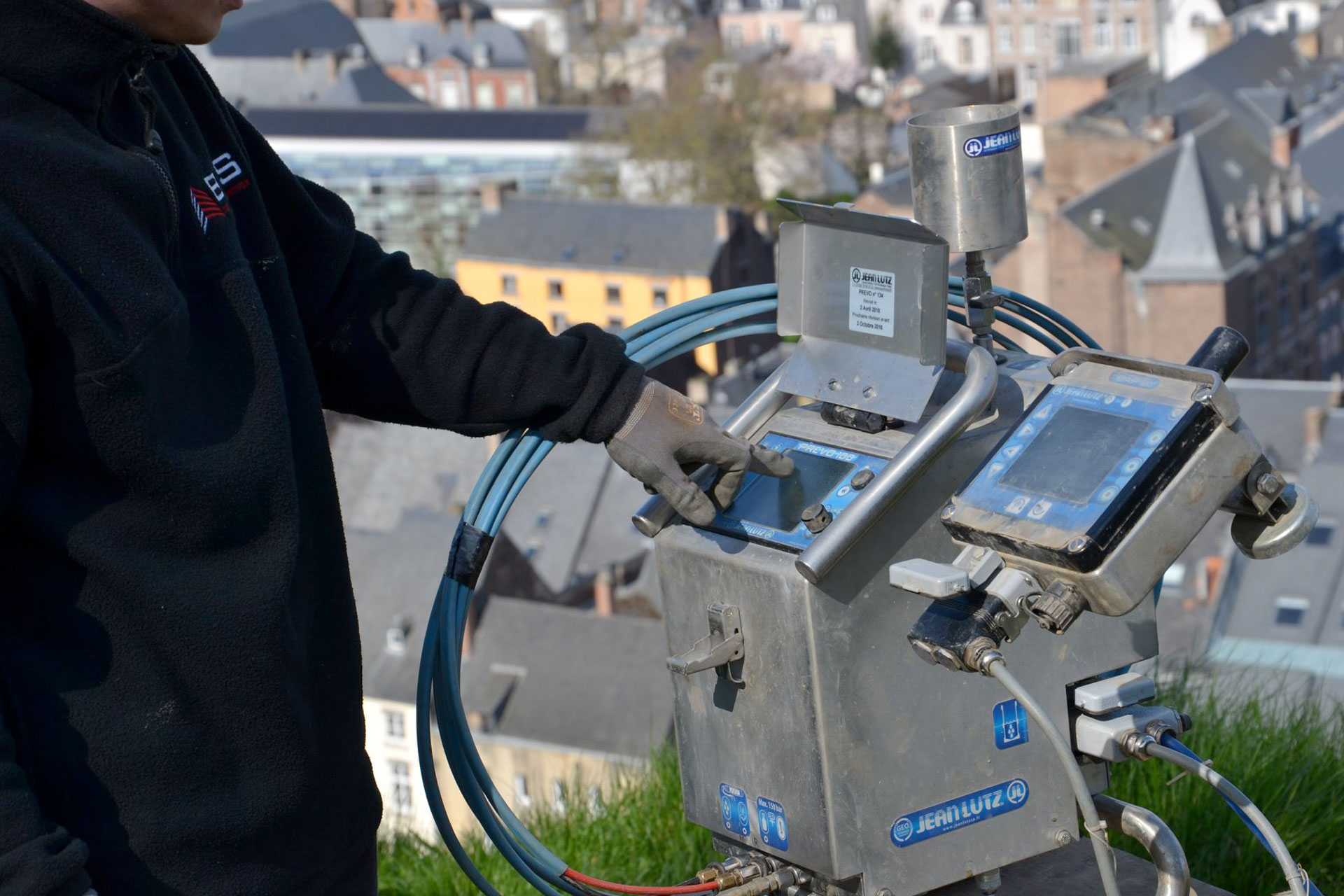 main gant de sécurité sur une machine de pressiométrie