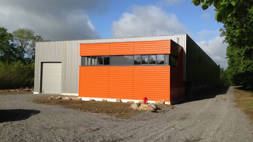 salle de sport de Malonne: bâtiment en métal orange et gris