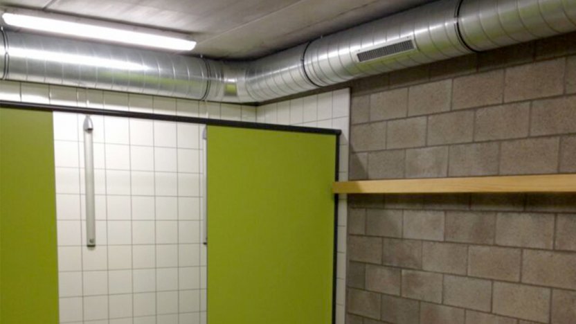 Douche de la salle de sport de Malonne: avec des tuyaux en aluminium au plafond permettant l'extraction d'air