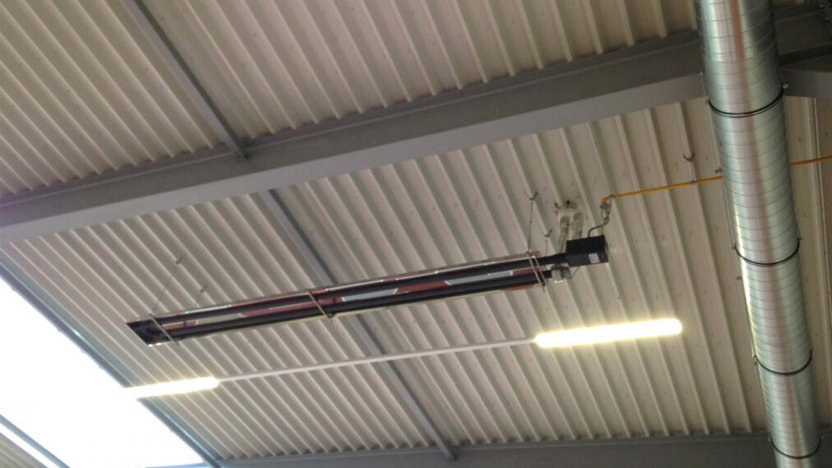 Gros plan sur le plafond en tôle de la salle de sport de Malonne montrant des infrastructures installés par BGS
