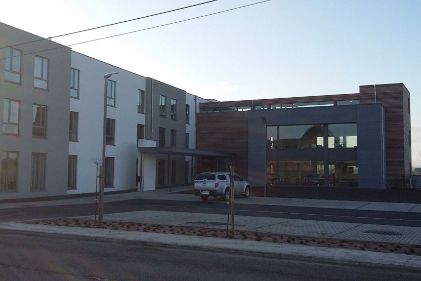 Extérieur du bâtiment + parking
