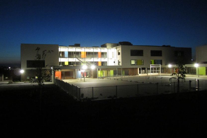 Façade de l'école le soir avec éclairage