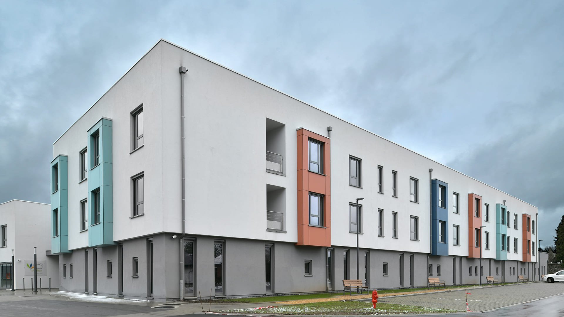 maison de repos Neufchateau fin de construction. Immeuble gris et blanc